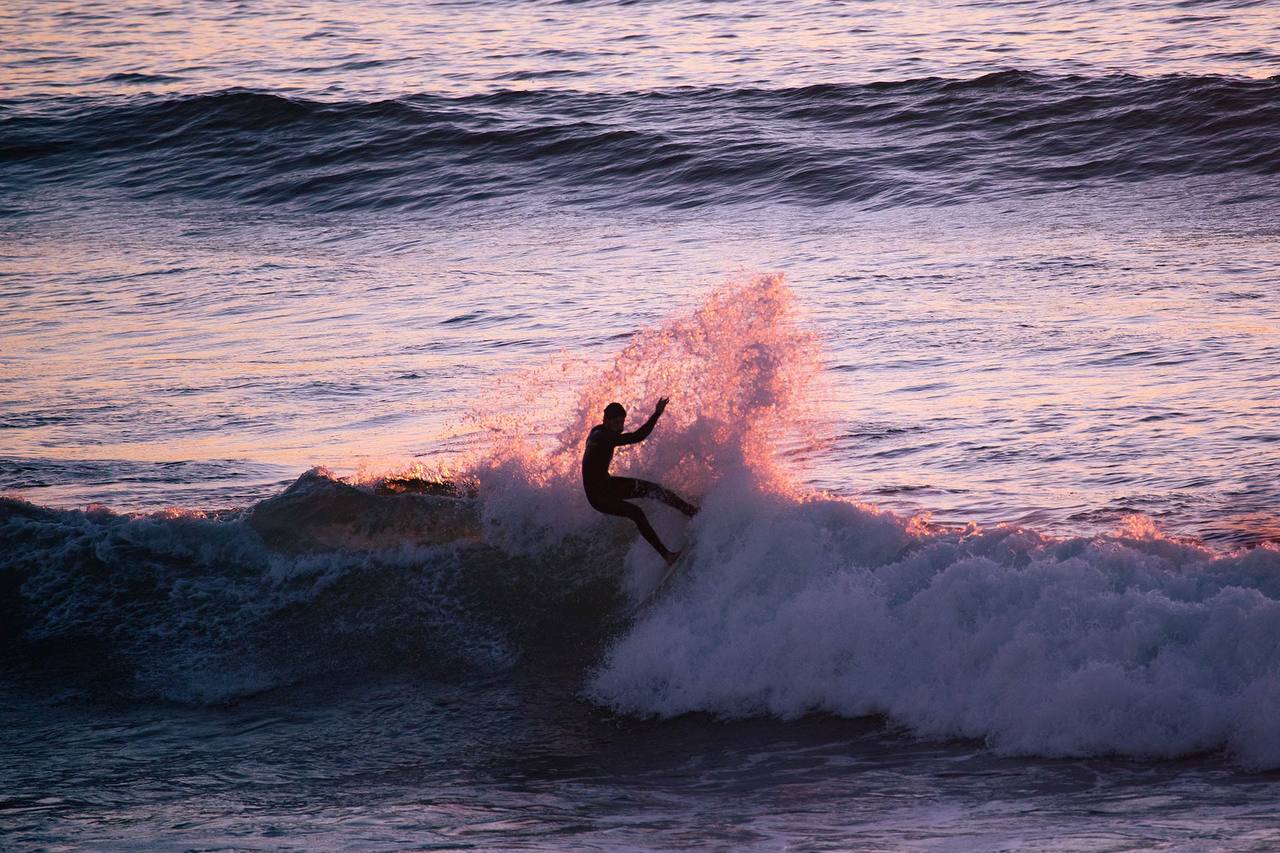 Sunset turn with spray at Banana Beach